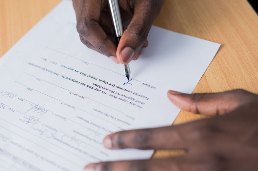 Personne rédigeant une demande de service