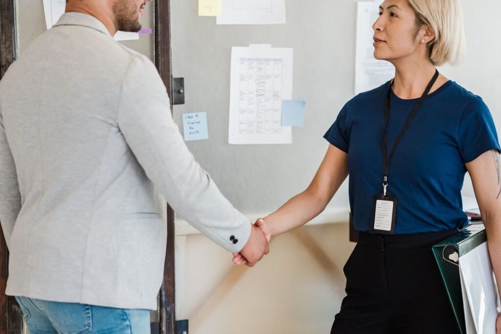 Équipe accueillant un client pour un projet